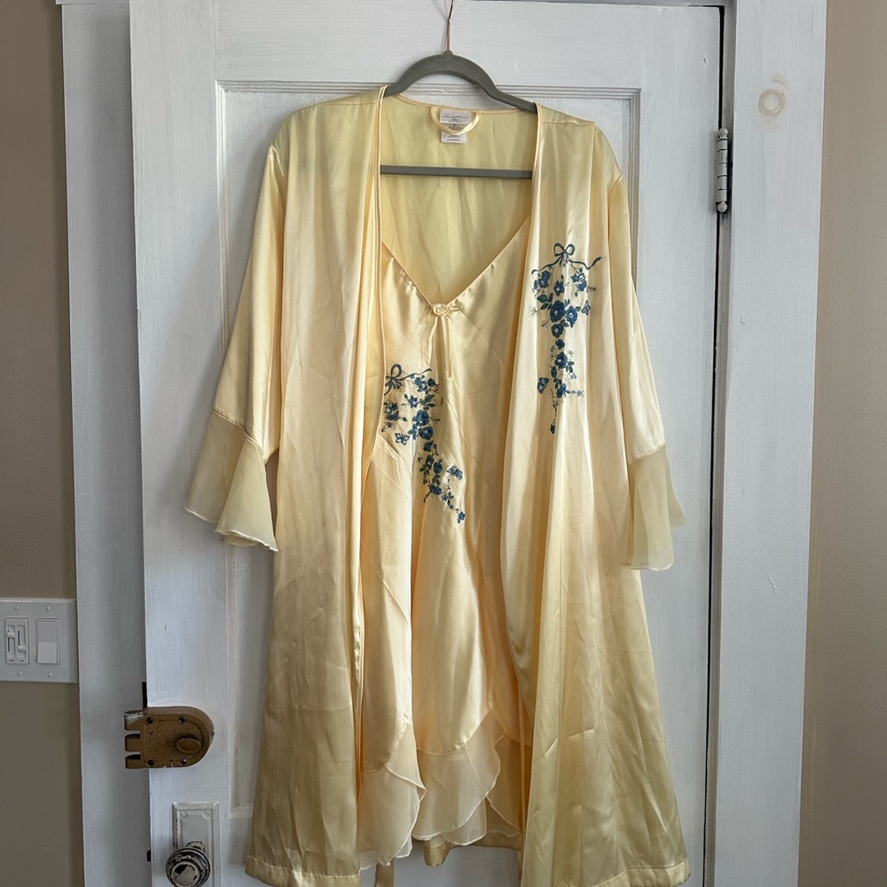 Elegant Vintage Butter Yellow Women's Robe & Nighty Set with Pearl Accents- 3X